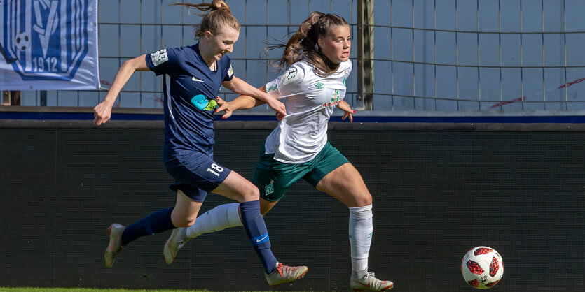 Zweikampf bei einem Frauenfußballspiel