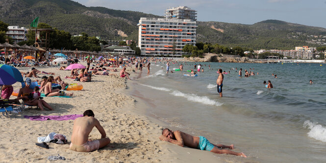 ein Strand voller Menschen