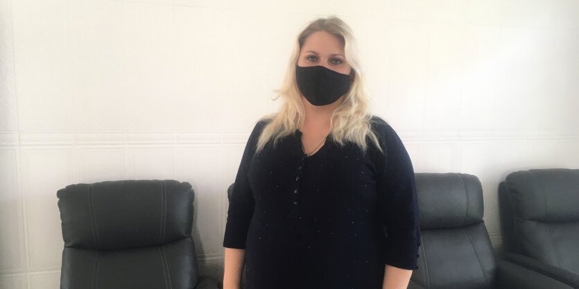 Foto von Marina Moskaljuk, die eine schwarze Gesichtsmaske trägt