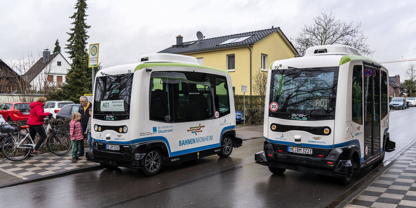 Zwei autonom fahrende Busse fahren aneinander vorbei