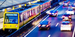 Eine Straßenbahn neben einer Straße