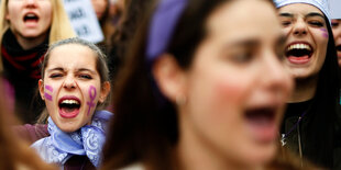 Frauen auf einer Demonstration in Madrid