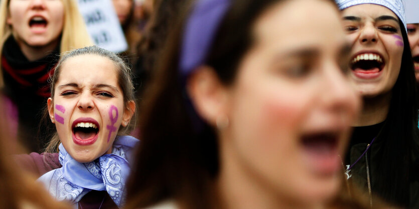 Frauen auf einer Demonstration in Madrid