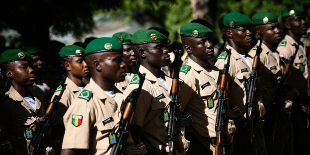 Soldaten der malischen Streitkräfte treten im EUTM-Ausbildungszentrum zusammen an
