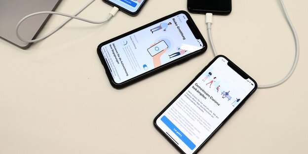 Smartphones mit Corona-App. Smartphones mit Corona-App.
