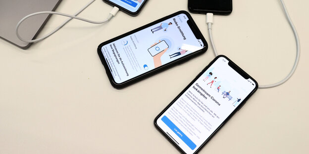 Smartphones mit Corona-App.