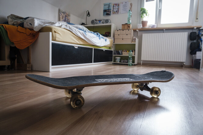 Ein Skateboard in einem Kinderzimmer.