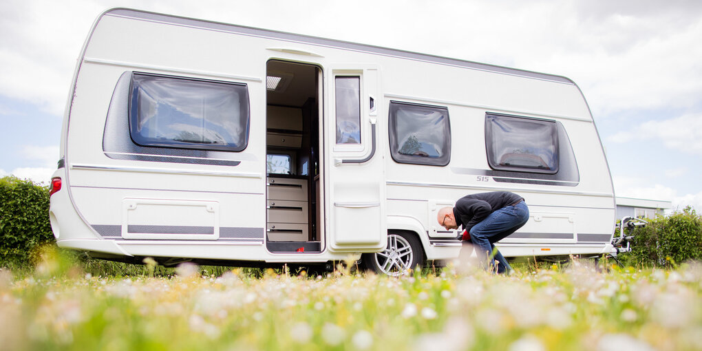 Ein Wohnwagen auf einem Campingplatz