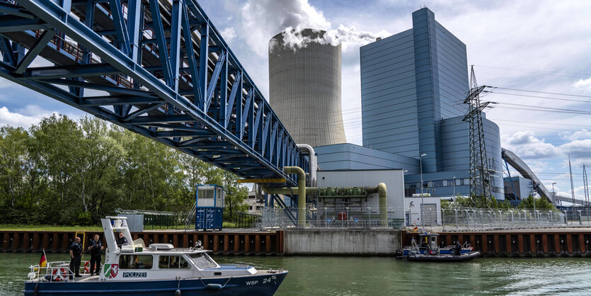 Ein Polizeiboot vor dem Kohlekraftwerk Datteln