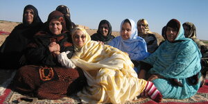 Eine Gruppe sahraouischer Frauen in der Wüste.