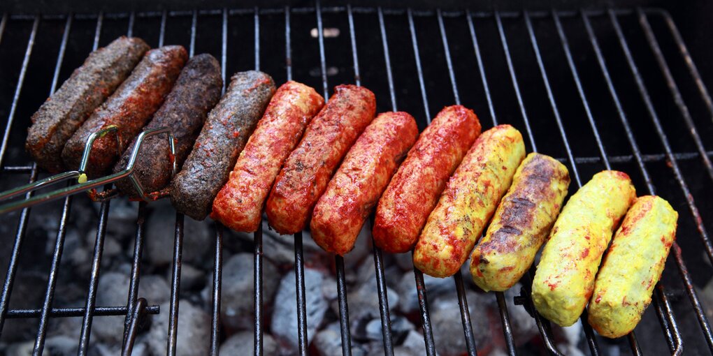 Vegane Wurst auf einem Grill.