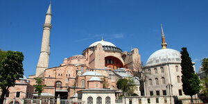 Die Hagia Sofia mit ihren Kuppel und Türmen in Istanbul in der Türkei. vor dem Museum ist es leer