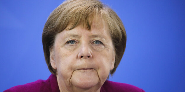 Angela Merkel schaut grummelig.