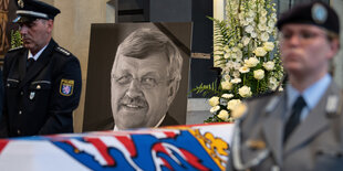 Das Bild von Walter Lübcke hinter seinem Sarg bei einem Trauergottesdienst in Kassel nach dem Mord