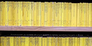 typisch gelbe Reclam Hefte aufgereiht in einem Regal