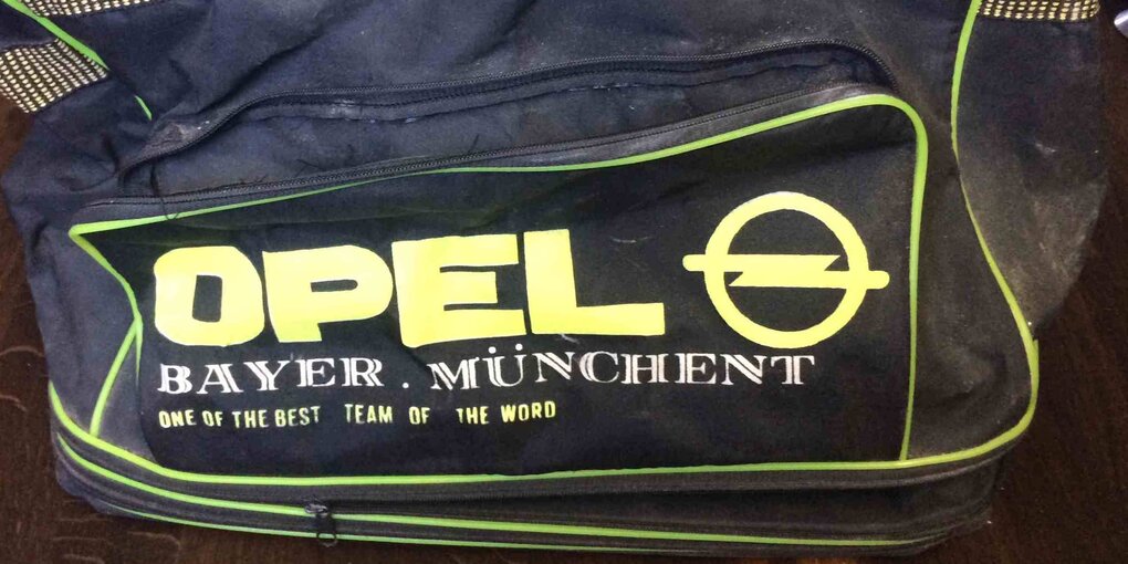 eine Sporttasche mit großem Opel-Logo, auf der steht "Bayern München, one of the best teams in the world"