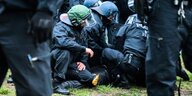 Polizisten nehmen einen Demonstranten am 1.Mai in Berlin fest