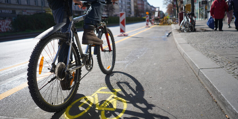 Ein rad fährt über einen Radweg