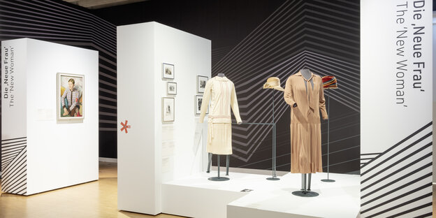 Installationsansicht der Ausstellung: Kleidung wird an Körper-Attrappen (ohne Köpfe) ausgestellt