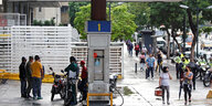 Menschen warten an einer Tankstelle in Caracas