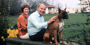 Alfred Dregger mit Frau und Hund im Garten.