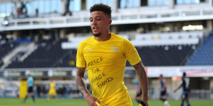 Jadon Sancho trägt einen Trikot mit dem Schriftzug «Justice for George Floyd»