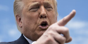 US-Präsident Trump gestikuliert mit dem Finger.