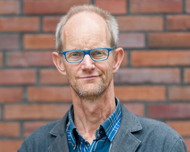 Rolf Otterpohl vor einer Ziegelwand Rolf Otterpohl vor einer Ziegelwand