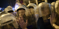 Polizisten in Istanbul. Sie tragen Helme und halten Sicherheeitsschilde vor die Gesichter.