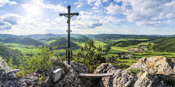 Ein Kreuz mit Jesus auf einem Berg.