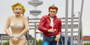 Einen Marylin-Monroe- neben einer James-Dean-Figur