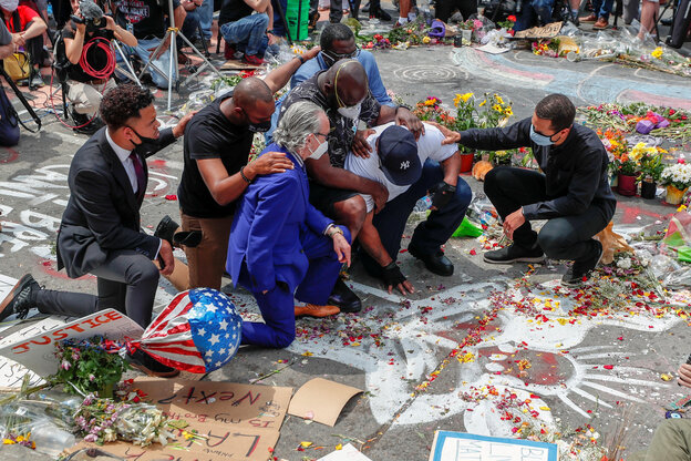 Menschen Knien an der Todestelle die voller Blumensträuße ist und trauern