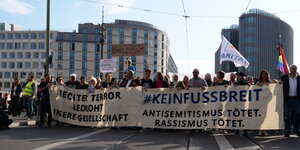Protestierende auf einer Demonstration gegen Rassismus in Berlin 2019
