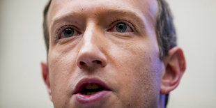 Portrait_Mark_Zuckerberg