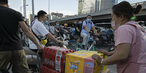 RAdfahrer und Getränkelieferer, quirlige Szene in Peking