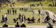 Menschen machen Sport im Park, Mütter mit Kinderwagen