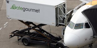 Gate Gorunet liefert dem parkenden Flugzeug