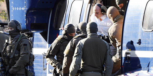 Der verhaftete Halle-Attentäter Stephan B. wird von Polizisten aus einem Hubschrauber gebracht