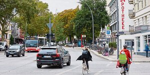Autos und Fahrräder auf einer Straße in Eimsbüttel.