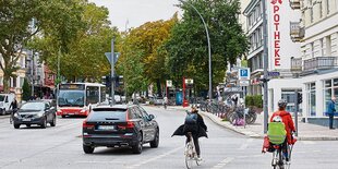 Autos und Fahrräder auf einer Straße in Eimsbüttel.