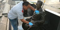 Eine Roosevelt-Statue wird geputzt