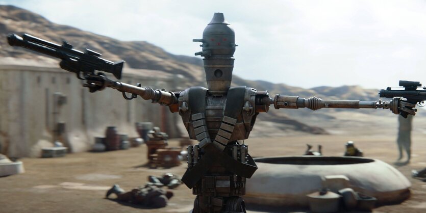 Der Androide IG-11 aus der Serie "The Mandalorian" schießt wild um sich