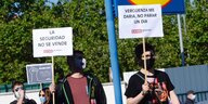 Protestierende mit spanischer Aufschrift vor Lidl