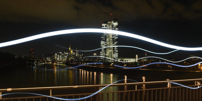 Leuchtspuren vor der EZB bei Nacht