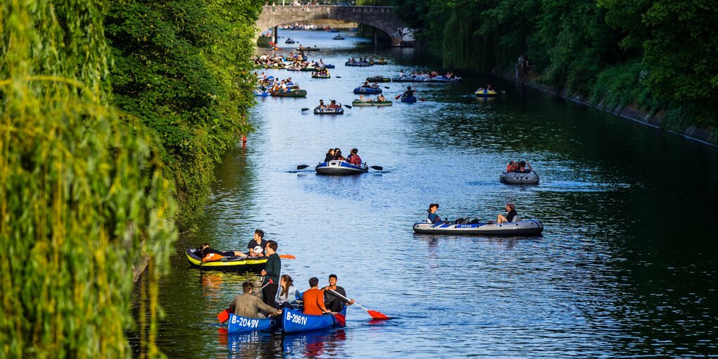 Zwischen den Weiden am Kanalufer sind viele Boote auf der schmalen Wasserfläche.