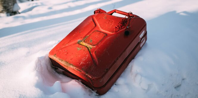 Roter Benzinkanister im Schnee