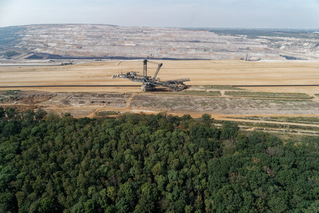 Luftbild des Hambacher Forstes und dem Tagebau