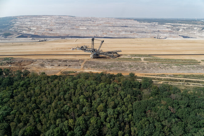 Luftbild des Hambacher Forstes und dem Tagebau