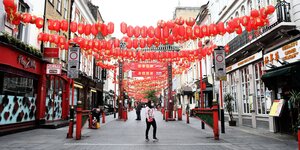 Rote Lampions hängen in Londons Chinatown, wenige Menschen wegen des Lockdowns