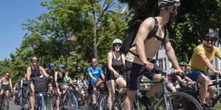 Ganz viele Fahrradfahrer auf einer Demo: ADFC-Sternfahrt der Fahrradfahrer unter dem Motto MEHR PLATZ FÜRS RAD auf der Wichertstrasse in Berlin-Prenzlauer Berg